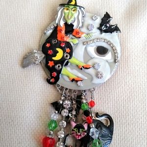 LATR2GO WITCH ON THE MOON PIN/ENHANCER